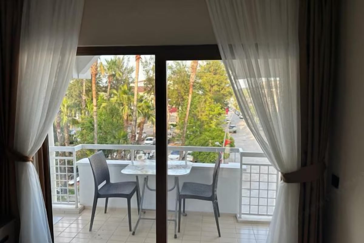Oda Balkon Palmiye Manzara